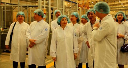 驻海外贸易顾问和越南外交官参观了Vinamilk的“超级工厂”