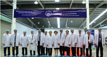 越南国民议会代表团访问了Vinamilk位于柬埔寨的Angkor 乳业厂