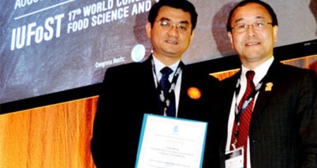 Vinamilk 在加拿大获得2014年全球食品工业大奖 （IUFoST2014）